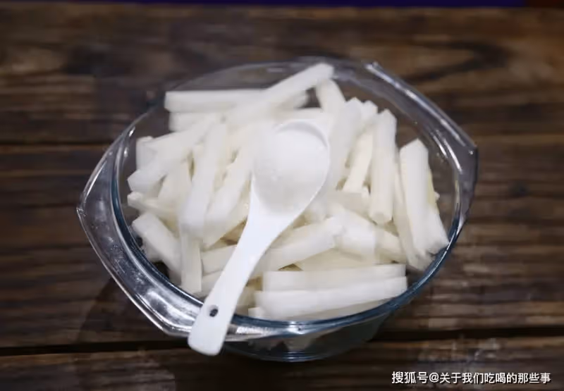 曬蘿蔔乾,直接曬好還是放鹽好?教你一招,爽脆鮮香,放一年不壞