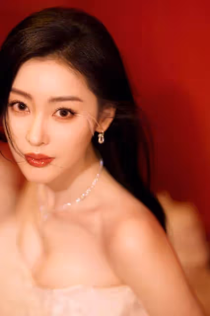 張天愛靚麗寫真露出事業線!人間尤物魔鬼身材性感火辣