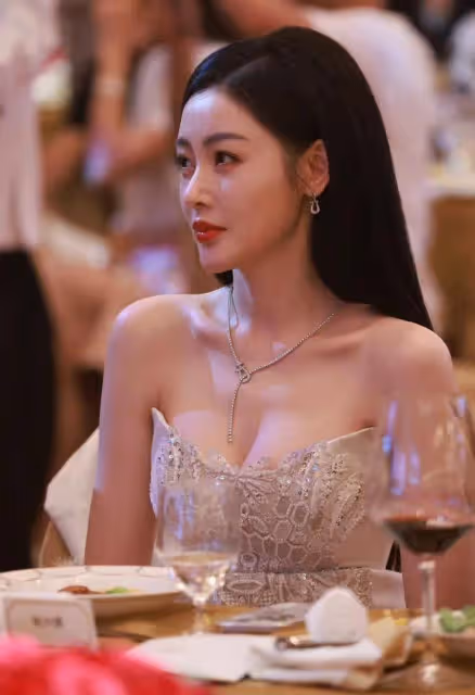 張天愛靚麗寫真露出事業線!人間尤物魔鬼身材性感火辣