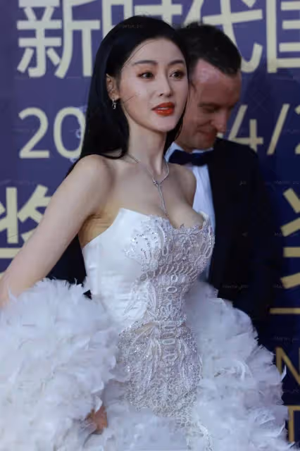 張天愛靚麗寫真露出事業線!人間尤物魔鬼身材性感火辣