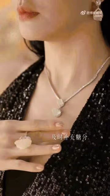 土味又奢華,性感火辣張雨綺拍短視頻開闢新賽道