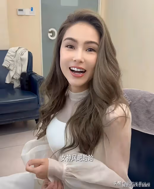 周杰倫又寵妻了,送昆凌全新「鴿子蛋」,女方戴著去杭州心情很嗨