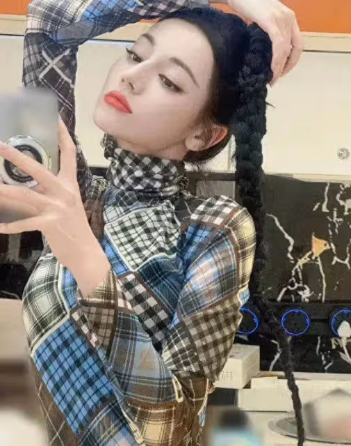 迪麗熱巴一口氣5套穿搭!西裝、長T、短T恤,金色禮服長裙最美!