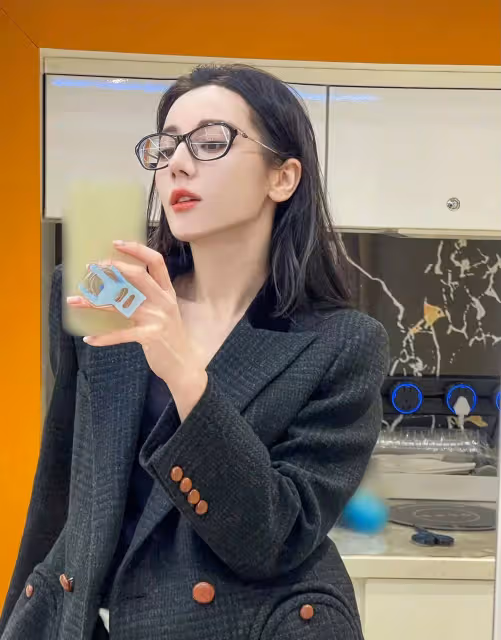 迪麗熱巴一口氣5套穿搭!西裝、長T、短T恤,金色禮服長裙最美!