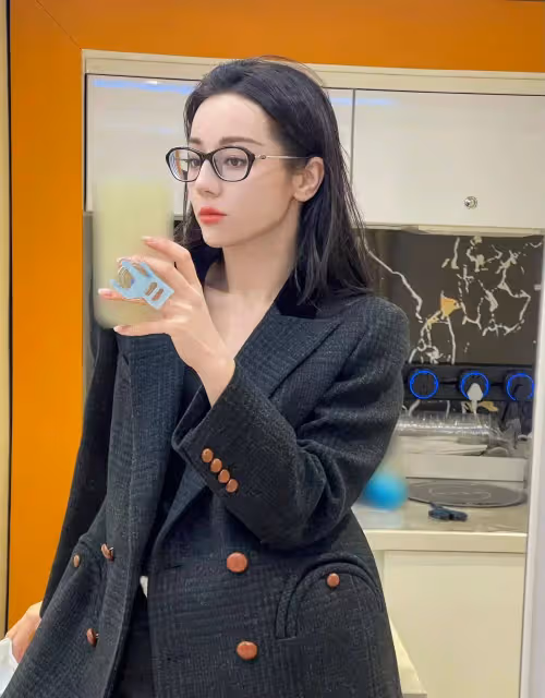 迪麗熱巴一口氣5套穿搭!西裝、長T、短T恤,金色禮服長裙最美!