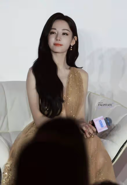 迪麗熱巴一口氣5套穿搭!西裝、長T、短T恤,金色禮服長裙最美!