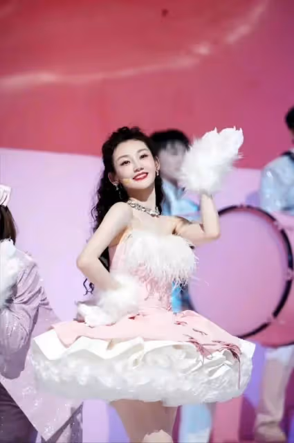 鄭愷的老婆苗苗腰臀線條太絕了，粉色蓬蓬裙等6套穿搭比例好絕！