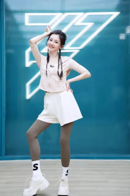 鄭愷的老婆苗苗腰臀線條太絕了，粉色蓬蓬裙等6套穿搭比例好絕！