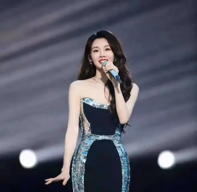 鄭愷的老婆苗苗腰臀線條太絕了，粉色蓬蓬裙等6套穿搭比例好絕！