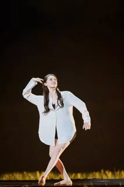 鄭愷的老婆苗苗腰臀線條太絕了，粉色蓬蓬裙等6套穿搭比例好絕！