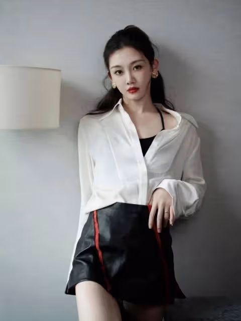 鄭愷的老婆苗苗腰臀線條太絕了，粉色蓬蓬裙等6套穿搭比例好絕！