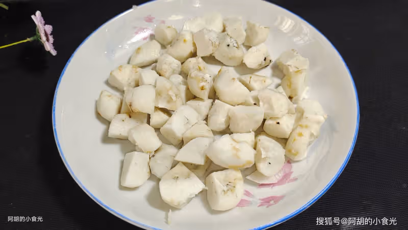 香椿韭菜靠邊站！立夏前這菜使勁吃，三種食材一鍋炒，吃出鮮和脆、吃出大好處