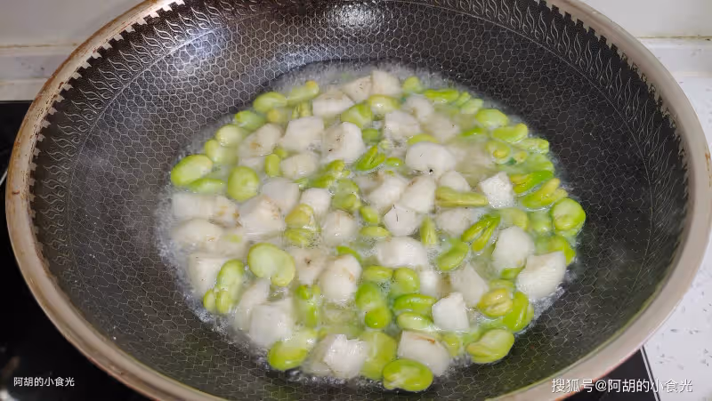 香椿韭菜靠邊站!立夏前這菜使勁吃,三種食材一鍋炒,吃出鮮和脆、吃出大好處