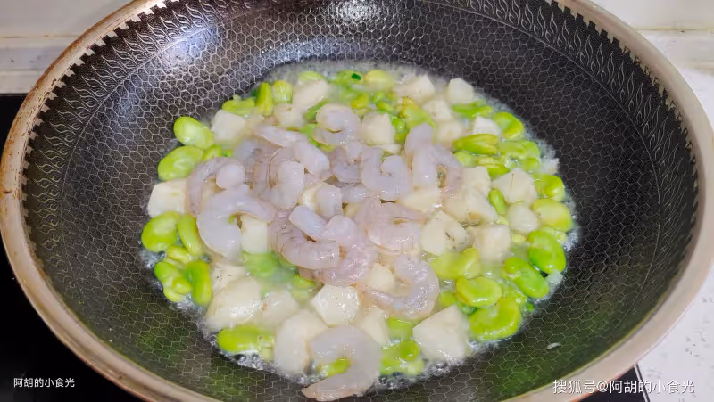 香椿韭菜靠邊站!立夏前這菜使勁吃,三種食材一鍋炒,吃出鮮和脆、吃出大好處