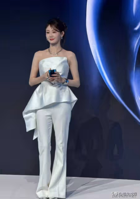 林更新苗苗吳千語上海活動同框：三人皆一身白裝，男俊女靚超養眼