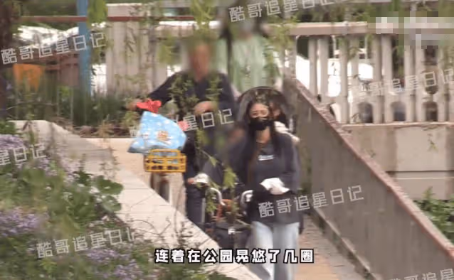 高圓圓母女公園騎車,素顏狀態爆棚,女兒Rhea扎雙馬尾似趙又廷