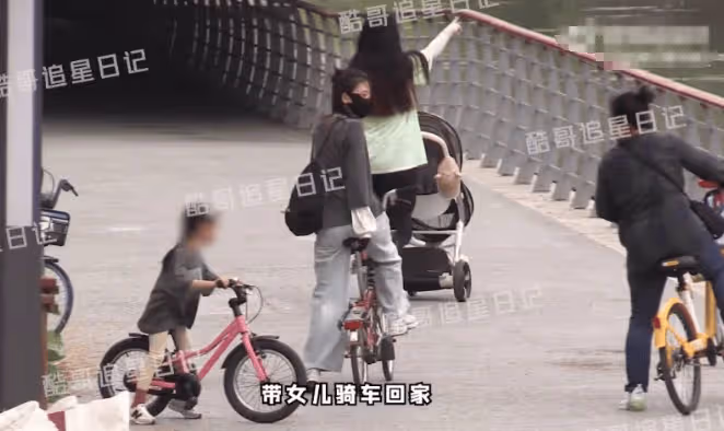 高圓圓母女公園騎車,素顏狀態爆棚,女兒Rhea扎雙馬尾似趙又廷