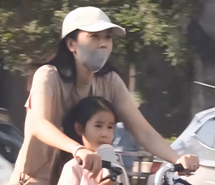 高圓圓母女公園騎車,素顏狀態爆棚,女兒Rhea扎雙馬尾似趙又廷