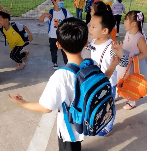 「孩子又拉褲子快來接」4歲娃天天被投訴,寶爸的回應堪稱教科書