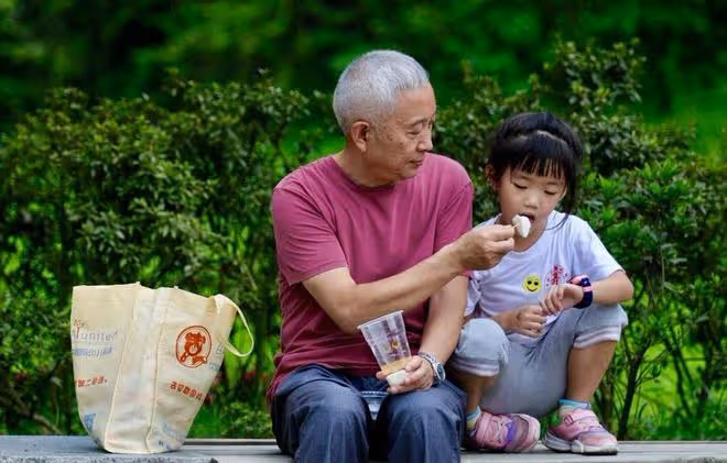 8歲娃性格內向惹家長頭疼,退休爺爺做1件事,娃上學展現超強智商