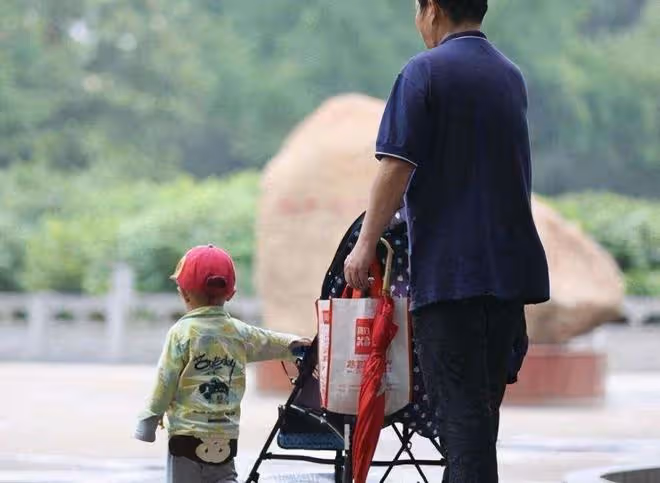 8歲娃性格內向惹家長頭疼,退休爺爺做1件事,娃上學展現超強智商