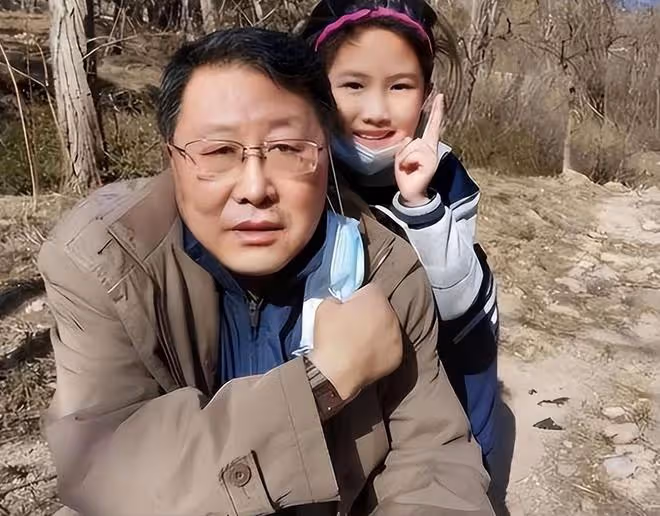 8歲娃性格內向惹家長頭疼,退休爺爺做1件事,娃上學展現超強智商