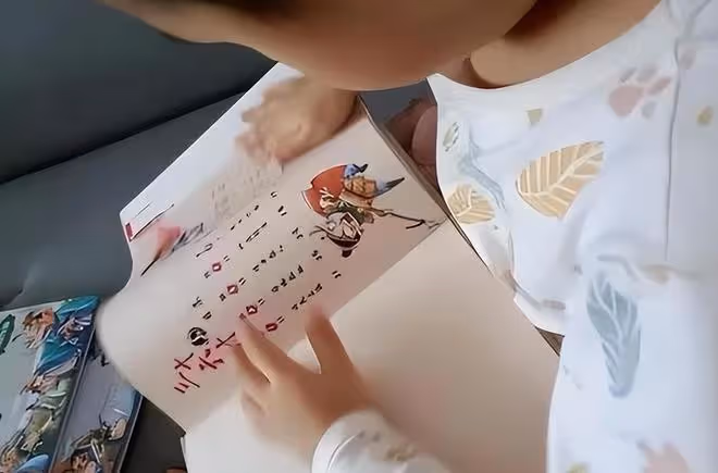 8歲娃性格內向惹家長頭疼,退休爺爺做1件事,娃上學展現超強智商