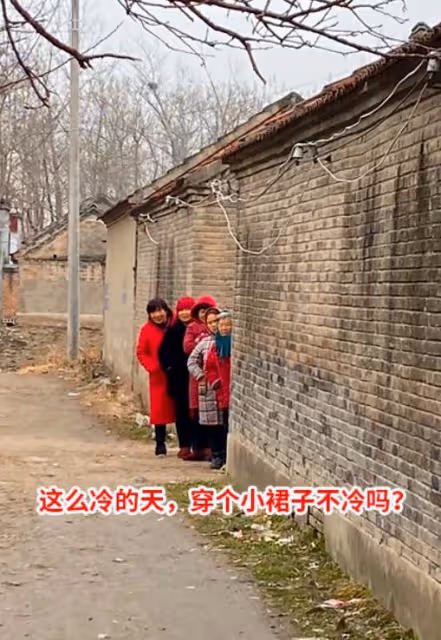 5位大媽為不影響拍婚紗,偷偷躲牆角凝視,無意中擺出個奇葩造型