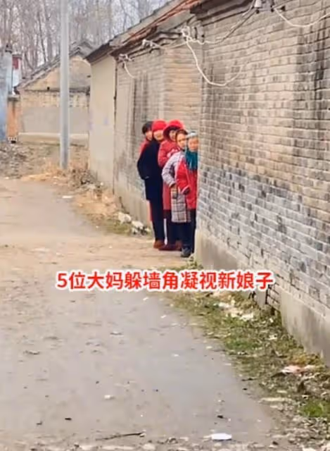5位大媽為不影響拍婚紗,偷偷躲牆角凝視,無意中擺出個奇葩造型