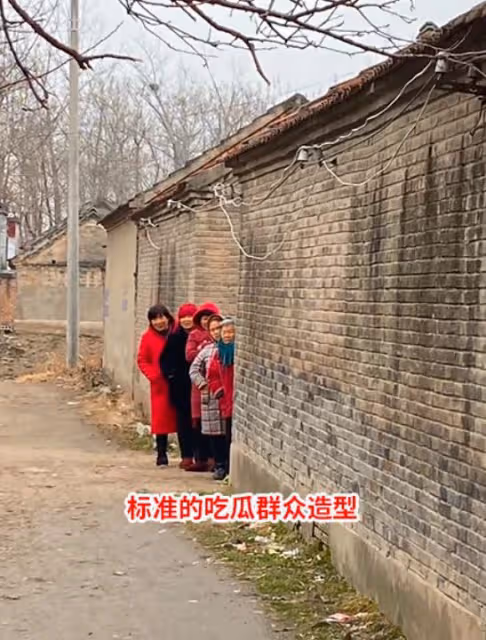 5位大媽為不影響拍婚紗,偷偷躲牆角凝視,無意中擺出個奇葩造型