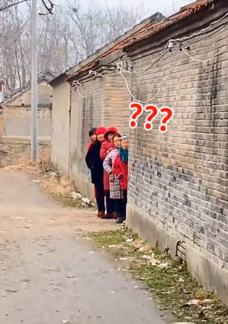 5位大媽為不影響拍婚紗,偷偷躲牆角凝視,無意中擺出個奇葩造型
