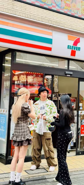 王思聰日本帶美女逛潮牌店，胖到連脖子都看不見，模樣大變認不出