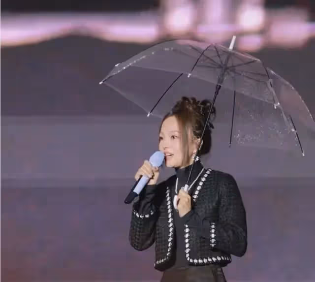 演唱會再現退票風波，張韶涵帶病表演反遭網爆，李健化身救世主！