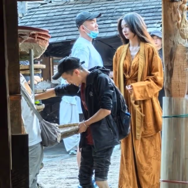 楊穎雲南拍雜誌被網友偶遇，生圖依舊驚艷，美貌再成焦點