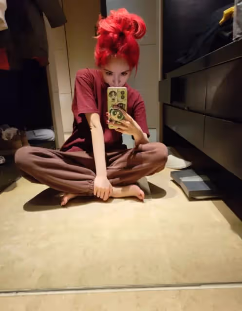 楊冪新電影宣傳造型大膽，紅髮綠甲引關注