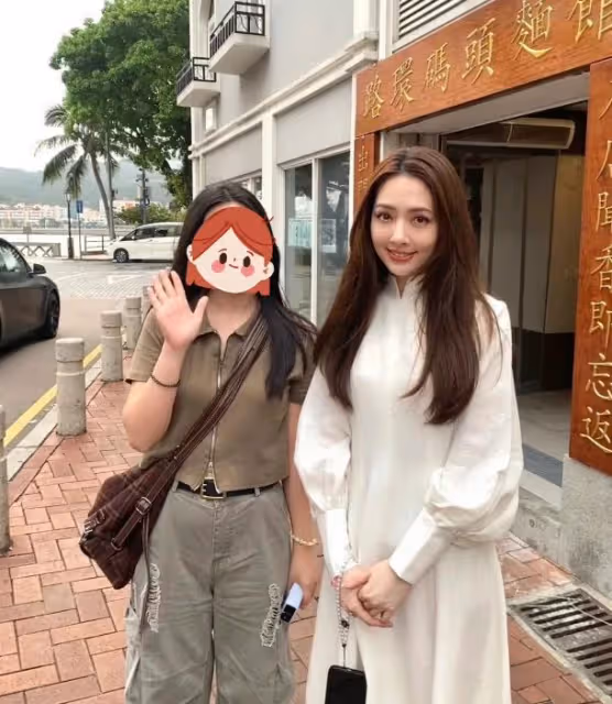 郭碧婷被路人偶遇，白色連衣裙驚艷亮相，40歲美貌依舊