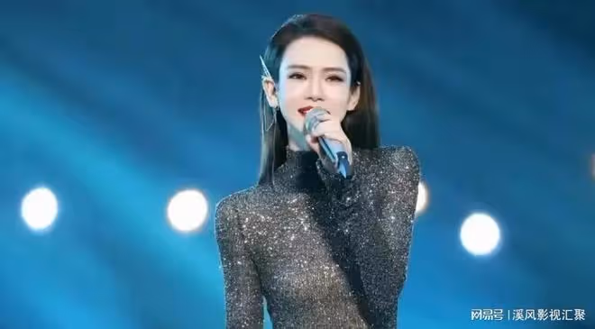 戚薇霸氣回應賣姬人設,評論區吵翻了天,這首歌是唱給前女友的?