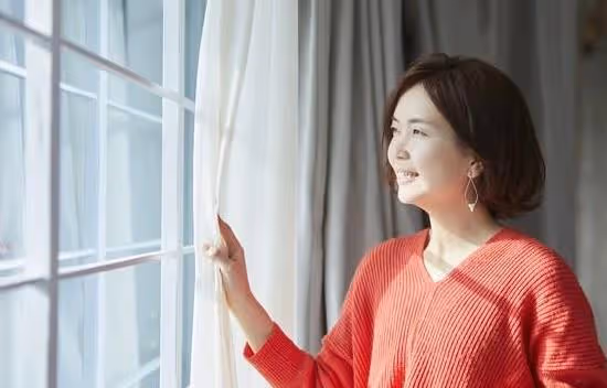 小姑子指責我讓她86歲的父親做家務,我出差十天她哭著求我趕緊回