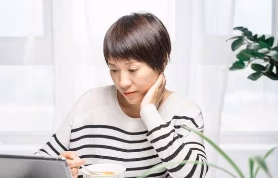 小姑子指責我讓她86歲的父親做家務,我出差十天她哭著求我趕緊回