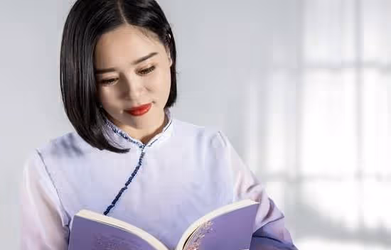 小姑子指責我讓她86歲的父親做家務，我出差十天她哭著求我趕緊回