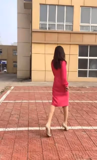 寒冷街頭,30歲女子穿裙大秀身材,坦白脫單感言:女人就應該好看