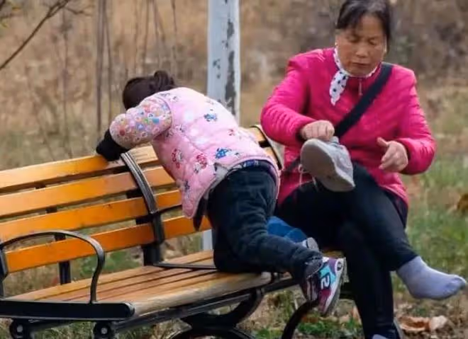 婆婆敷衍帶娃讓孩子自己玩,惹兒媳不滿,不料娃上學後專注力超強