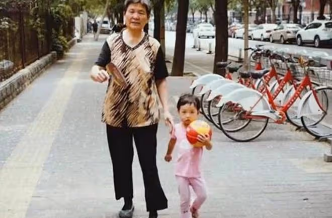 婆婆敷衍帶娃讓孩子自己玩,惹兒媳不滿,不料娃上學後專注力超強