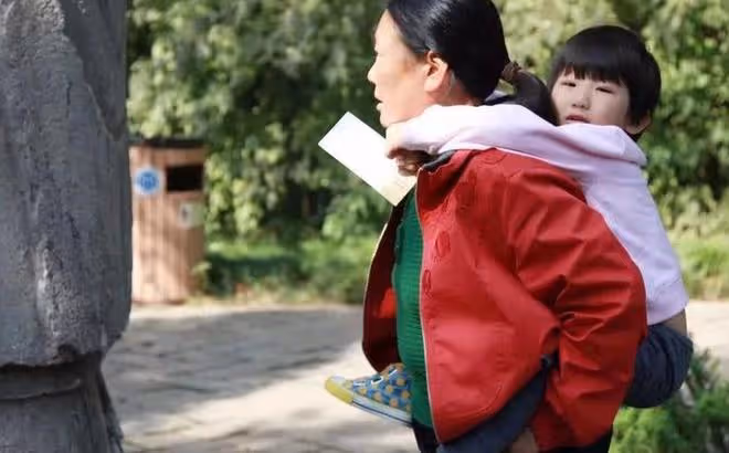 婆婆敷衍帶娃讓孩子自己玩,惹兒媳不滿,不料娃上學後專注力超強