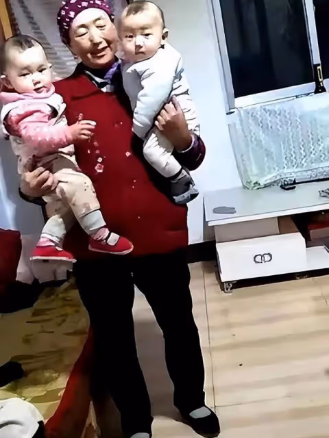 婆婆敷衍帶娃讓孩子自己玩,惹兒媳不滿,不料娃上學後專注力超強