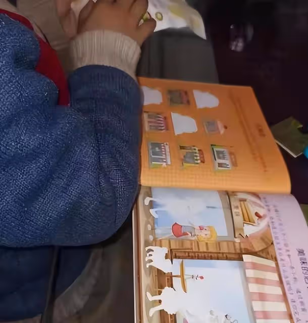 婆婆敷衍帶娃讓孩子自己玩,惹兒媳不滿,不料娃上學後專注力超強
