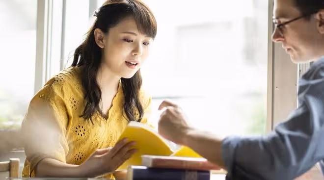 女人偷偷暗戀你,會釋放出這些「信號」,悠著點別躲啦