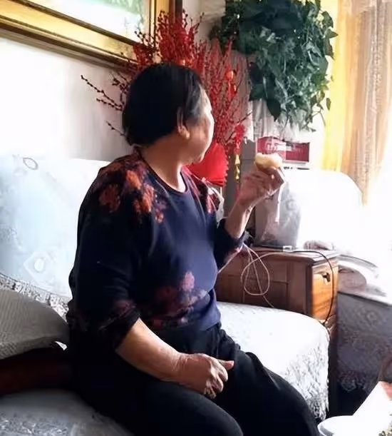 奶奶帶娃「不操心」,天天扔娃在房間瞎玩,意外培養出專注小天才