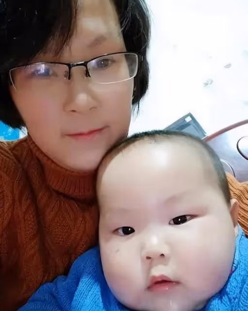 奶奶帶娃「不操心」,天天扔娃在房間瞎玩,意外培養出專注小天才