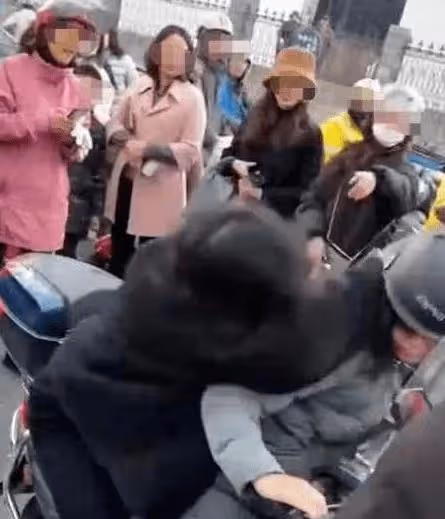 女孩當街暴打媽媽,家長是如何一步步把孩子逼「壞」的